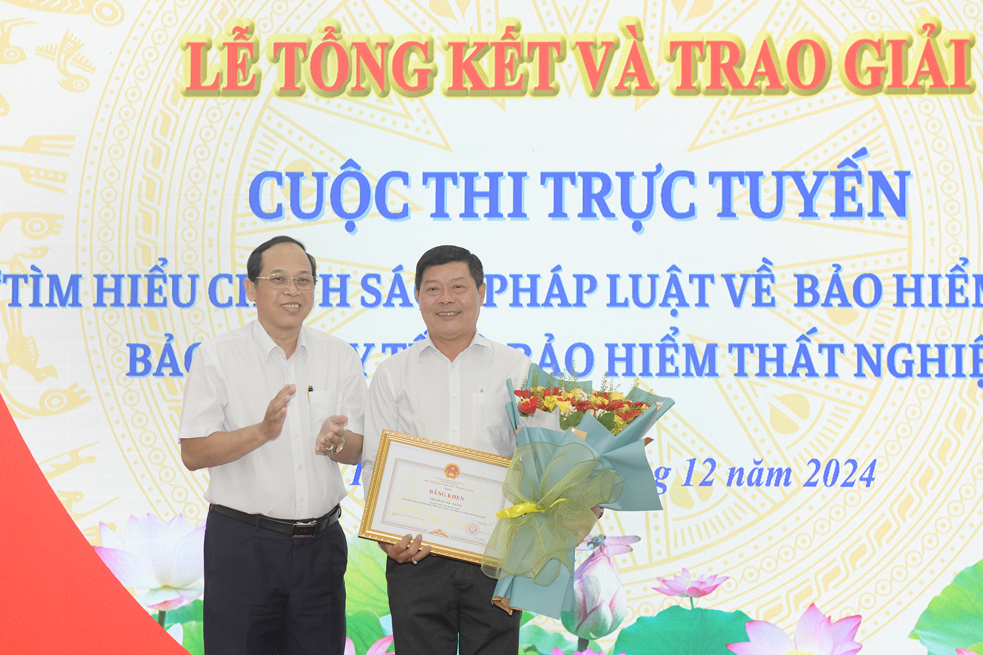 Đồng chí Lâm Sách - Tỉnh ủy viên, Phó trưởng Ban Thường trực Ban Tuyên giáo Tỉnh ủy Sóc Trăng trao giải nhất cho tập thể Thành ủy Sóc Trăng (Chí Bảo).